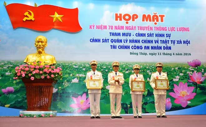 Thiếu tướng Nguyễn Minh Thuấn trao Bằng khen của Bộ Công an cho Phòng Tham mưu, Phòng Cảnh sát QLHC về TTXH và Đội Tài vụ thuộc Phòng Hậu cần kỹ thuật.