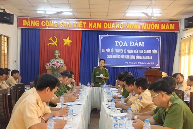 Đại tá Phạm Văn Cao phát biểu tại buổi tọa đàm.