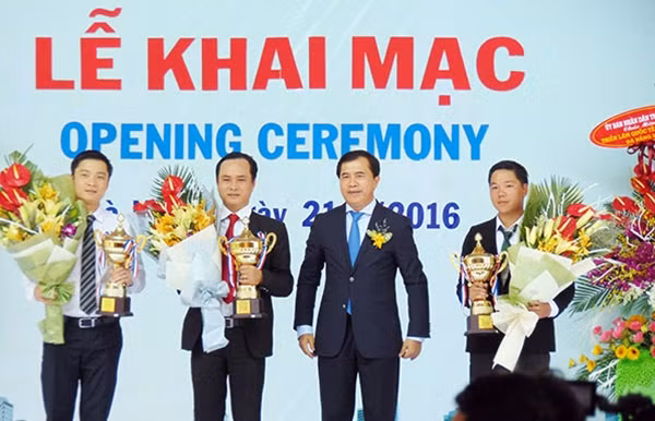 Trao kỷ niệm chương cho các đơn vị tài trợ chính cho Vietbuild lần này.