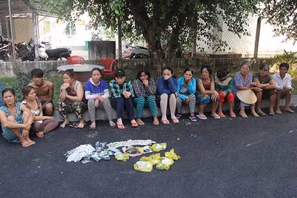 Các đối tượng cùng tang vật.