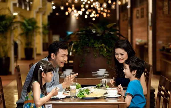 Vào ngày 21-4, tour ẩm thực Hoàng gia tại TTTM Vincom Mega Mall Royal City sẽ giảm giá 30% tại các nhà hàng như Royal Buffet, Thaifood, Thế Giới Lẩu…
