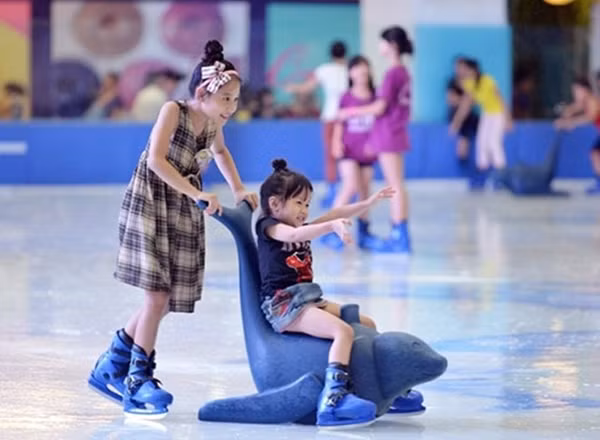 Giá vé vào sân trượt băng Vinpearlland Ice Rink và thủy cung Vinpearlland giảm tới chỉ còn từ 45.000VNĐ trong ngày thứ 5 cho cả người lớn và trẻ em.