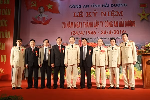 Bộ trưởng Tô Lâm cùng các đại biểu chụp ảnh lưu niệm tại buổi Lễ.