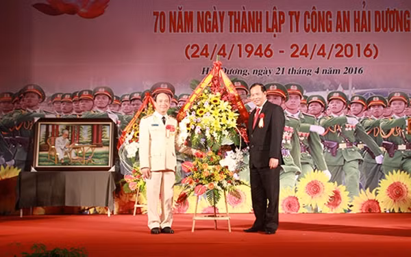 Đồng chí Nguyễn Mạnh Hiển, Uỷ viên Trung ương Đảng, Bí thư Tỉnh uỷ Hải Dương; tặng hoa chúc mừng Công an tỉnh Hải Dương.