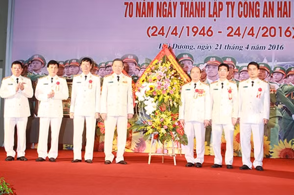 Ban giám đốc Công an tỉnh Hải Dương tặng hoa chúc mừng Bộ trưởng Tô Lâm.