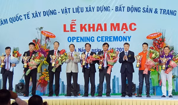Trao kỷ niệm chương cho các nhà đồng tài trợ triển lãm.