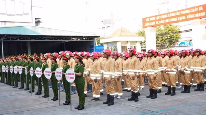 Lực lượng Cảnh sát PCCC và lực lượng chữa cháy dân phòng tại lễ ra quân.