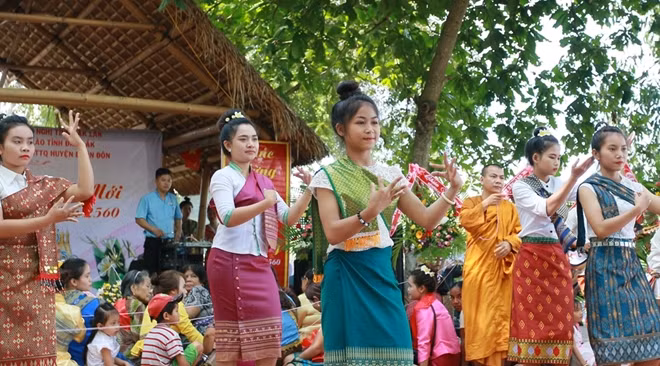 Kết thúc buổi lễ là người dân cùng du khách thưởng thức những điệu múa Lăm Vông, một điệu múa truyền thống của dân tộc Lào