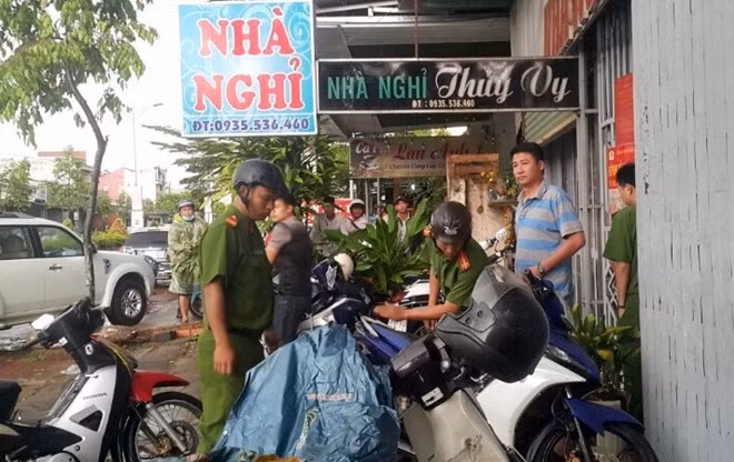 Lực lượng Công an tỉnh Đắk Nông đang tiến hành khám nghiệm hiện trường tại nhà nghỉ T.V