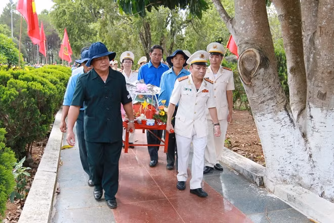Các cơ quan, đoàn thể đưa các anh về nơi an nghỉ vĩnh hằng