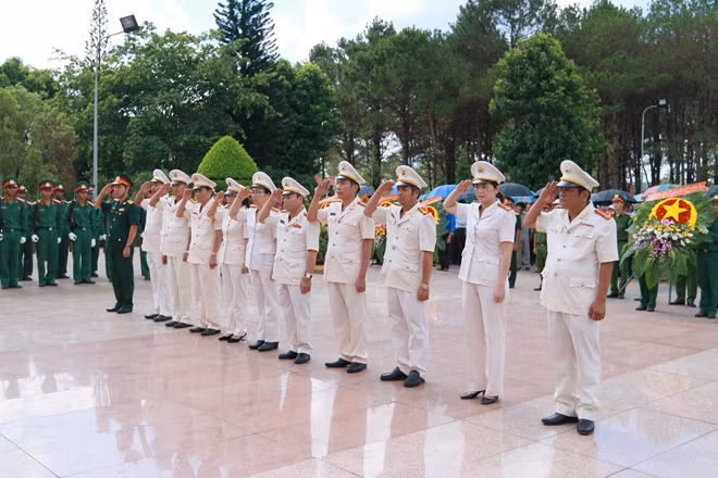 Các đoàn đại biểu dâng hương, dâng hoa, tưởng nhớ, tri ân sâu sắc công lao to lớn của các Anh hùng liệt sĩ