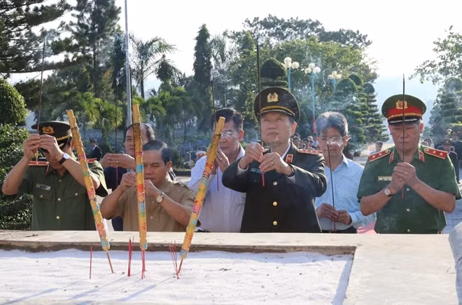 Bộ trưởng Tô Lâm cùng các đại biểu đến thắp hương tại Nghĩa trang liệt sỹ tỉnh