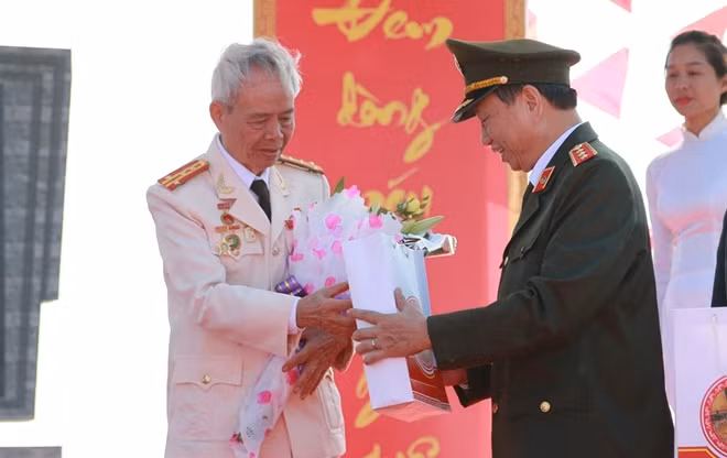 Bộ trưởng Tô Lâm cùng các đại biểu trao quà cho thân nhân, các đồng chí trực tiếp chiến đấu tại đường hành lang chiến lược Bắc - Nam
