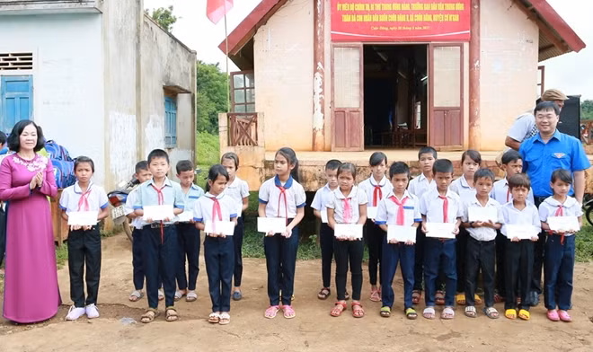Và tặng học bổng, trao quà cho các cháu thiếu nhi tại xã Cuôr Đăng