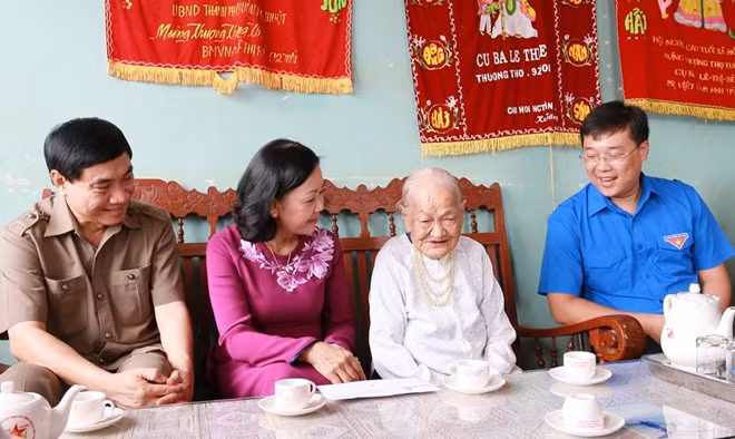 Đồng chí Trương Thị Mai cùng đoàn công tác đến thăm hỏi, tặng quà cho Mẹ Việt Nam Anh hùng Lê Thị Bé