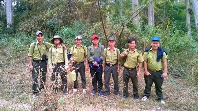 Anh Cường (thứ 3 từ trái sang) cùng đồng đội đi tuần tra tại Vườn Quốc gia Yok Đôn.