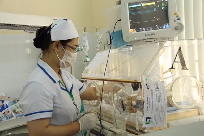 Cháu Phúc đang được các bác sỹ chăm sóc đặc biệt trong lồng kính