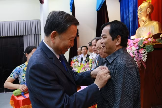 Bộ trưởng Tô Lâm trao Kỷ niệm chương “Vì sự nghiệp phát triển Tây Nguyên” cho các cá nhân.