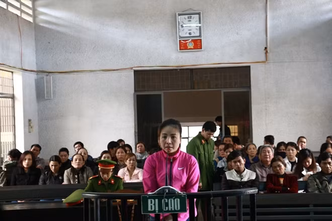 Bị cáo Bạch Thị Thảo Nguyên tại phiên tòa.