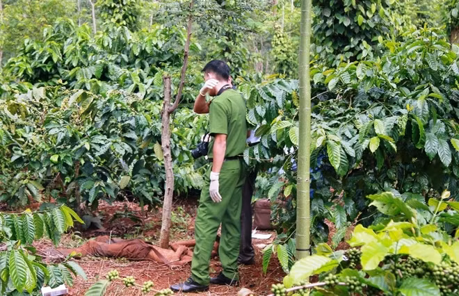 Cơ quan Công an đang tiến hành khám nghiệm hiện trường, khám nghiệm tử thi