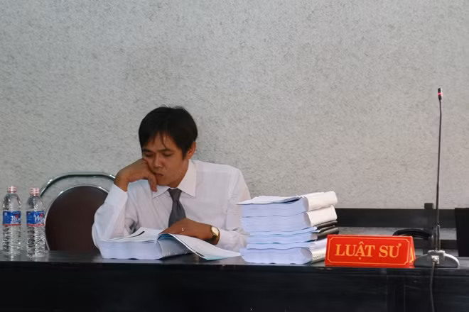 Luật sư bảo vệ quyền lợi cho các bị cáo với hồ sơ hơn 2.000 trang