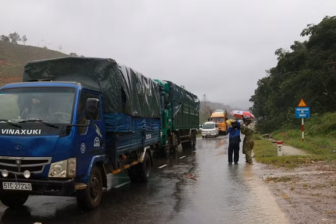 Nhiều phương tiện hai bên bị ách tắc