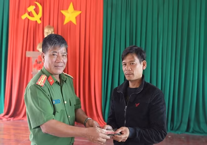 Lãnh đạo Phòng Cảnh sát cơ động trao trả lại tài sản cho anh Sơn