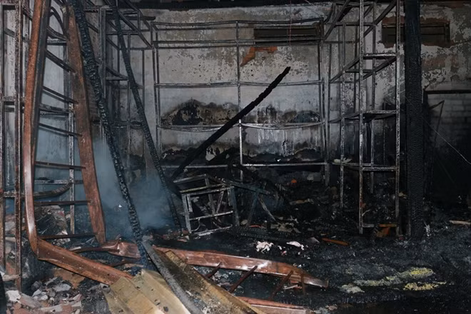 Nhiều vật dụng tại cửa hàng kinh doanh ắc quy cũng bị thiêu rụi hoàn toàn
