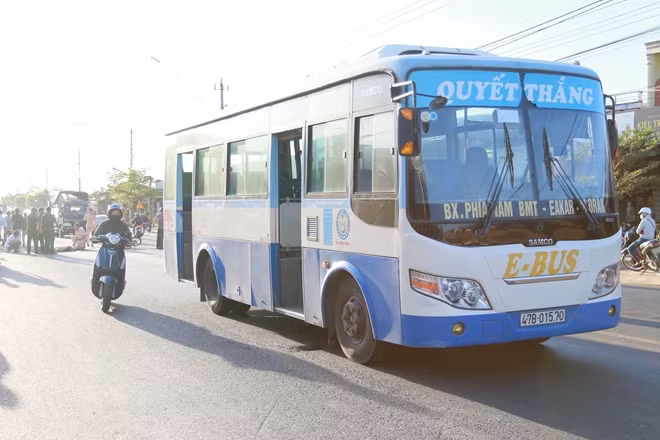 Chiếc xe buýt gây tai nạn tại hiện trường
