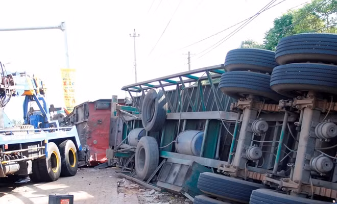 Phần thùng xe lật ngửa trên vỉa hè