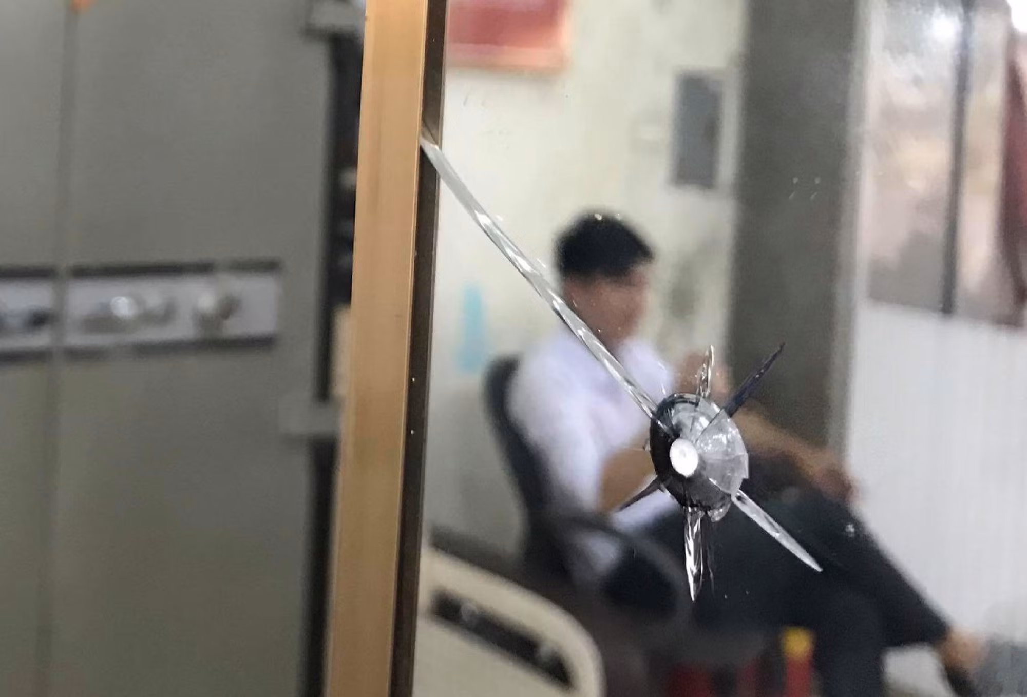 Tên cướp bịt mặt, táo tợn nổ súng cướp ngân hàng ở Buôn Ma Thuột