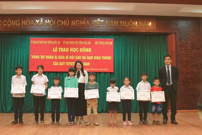 Đại diện Quỹ TVF trao học bổng cho các học sinh tại buổi lễ