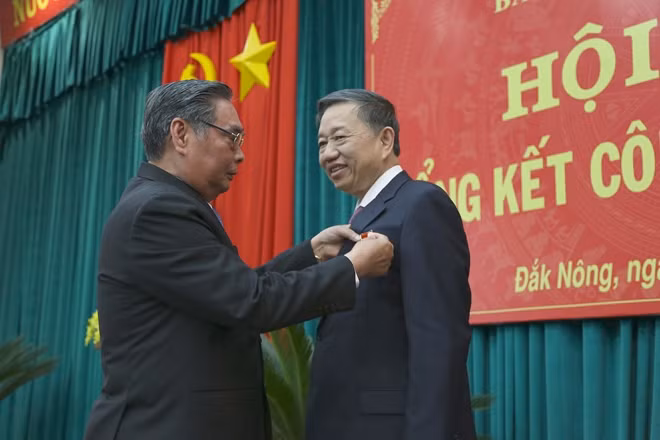 Thay mặt Ban Chỉ đạo Tây Nguyên, đồng chí Lê Hồng Anh trao Kỷ niệm chương cho Bộ trưởng Tô Lâm