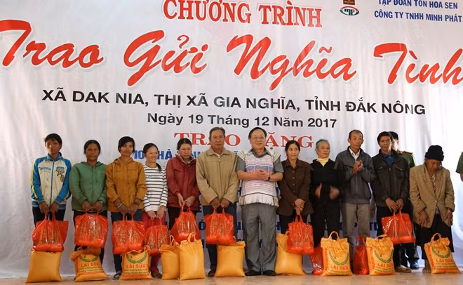 Ông Lê Diễn, Bí thư Tỉnh ủy tỉnh Đắk Nông trao quà cho các hộ nghèo