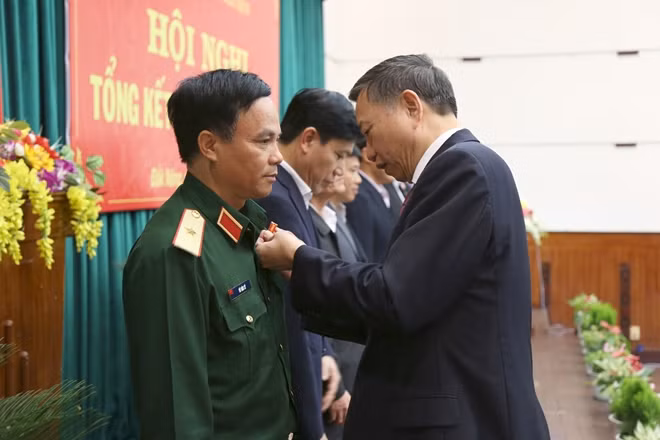 Thay mặt Ban Chỉ đạo Tây Nguyên, Bộ trưởng Tô Lâm trao tặng Kỷ niệm chương cho các cá nhân đã nhiều đóng góp cho sự nghiệp phát triển của Tây Nguyên