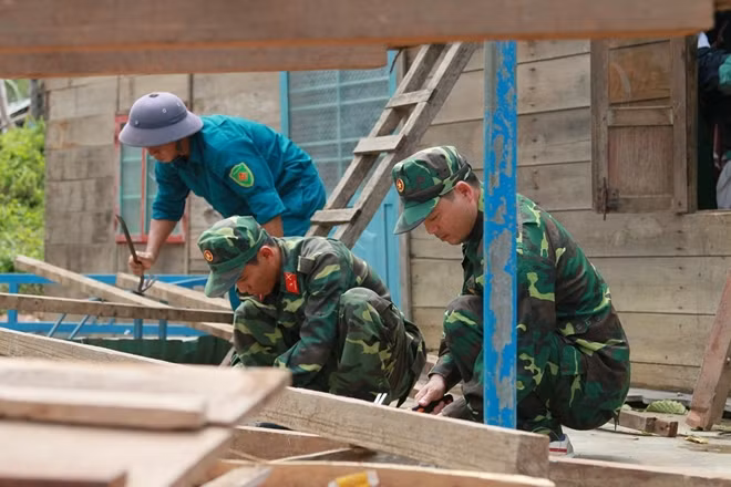 Đến chiều 5-11, hàng trăm cán bộ, chiến sỹ đã có mặt tại nơi tâm bão đi qua để giúp đỡ người dân dựng lại nhà cửa, hỗ trợ người dân vượt qua những khó khăn ban đầu