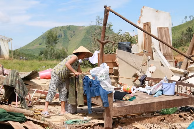 Sau cơn bão, nhiều hộ dân trở nên trắng tay bởi nhà cửa bị sụp đổ, nương rẫy bị tàn phá khiến cuộc sống lâm vào cảnh màn trời chiếu đất
