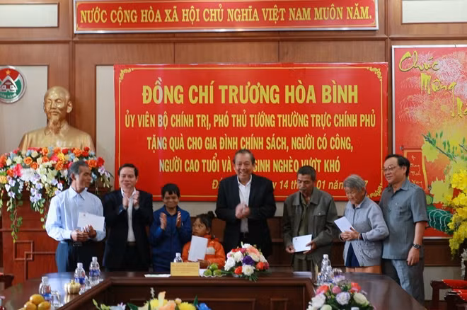 Phó Thủ tướng Thường trực Trương Hòa Bình trao quà Tết cho các gia đình chính sách.