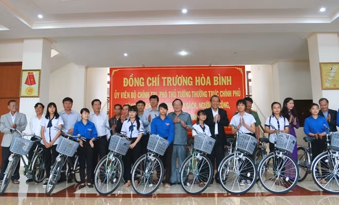 Phó Thủ tướng Thường trực Trương Hòa Bình cùng các đồng chí lãnh đạo trao xe đạp cho các em học sinh.
