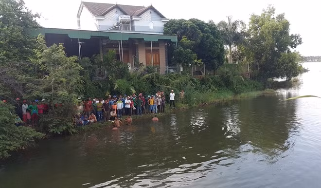 Hàng chục người dân cùng cơ quan chức năng vẫn dang tổ chức tìm kiếm thi thể anh T..
