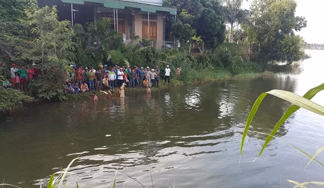 Hàng chục người dân cùng cơ quan chức năng vẫn dang tổ chức tìm kiếm thi thể anh T..