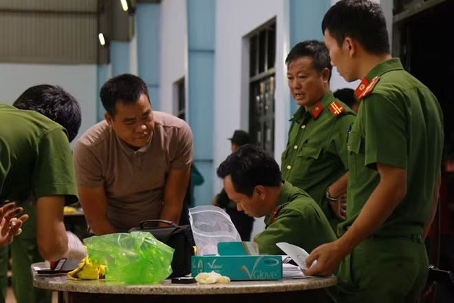 Các điều tra viên lấy lời khai của các đối tượng