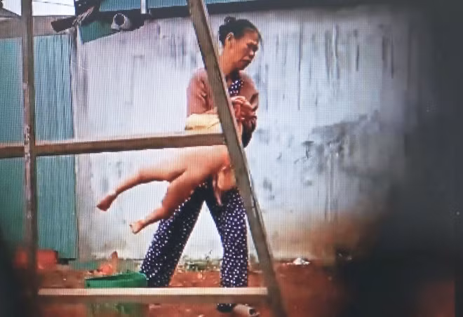 Hình ảnh cháu Đ. bị bà Vấn bạo hành (ảnh cắt từ video clip)