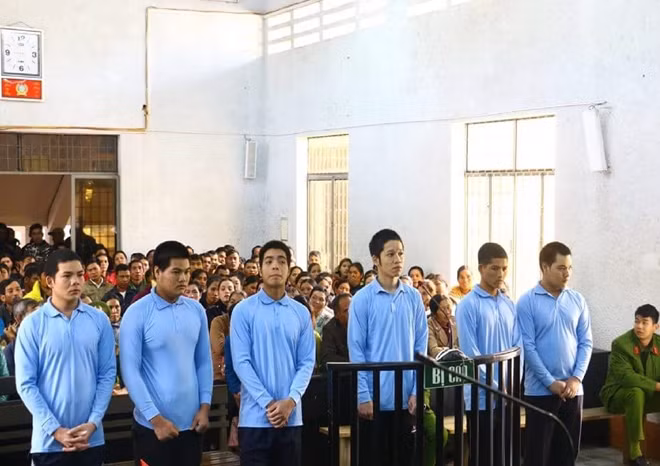 Các bị cáo tại phiên tòa xét xử
