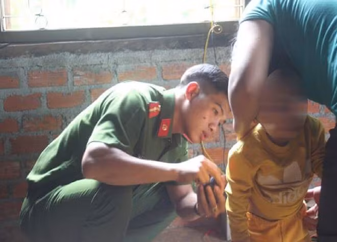 Lực lượng Công an huyện Đắk R’lấp tiến hành kiểm tra vết thương của cháu Đ.