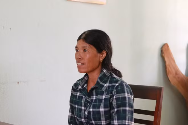 Bà Mây, vợ của Thu tại cơ quan điều tra