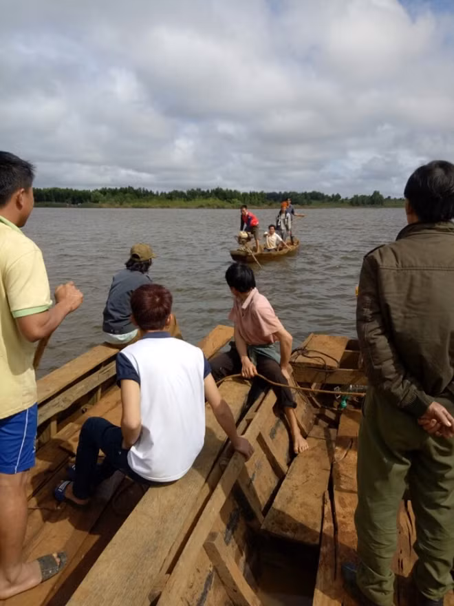 Người dân tham gia cùng cơ quan chức năng tổ chức tìm kiếm các nạn nhân.