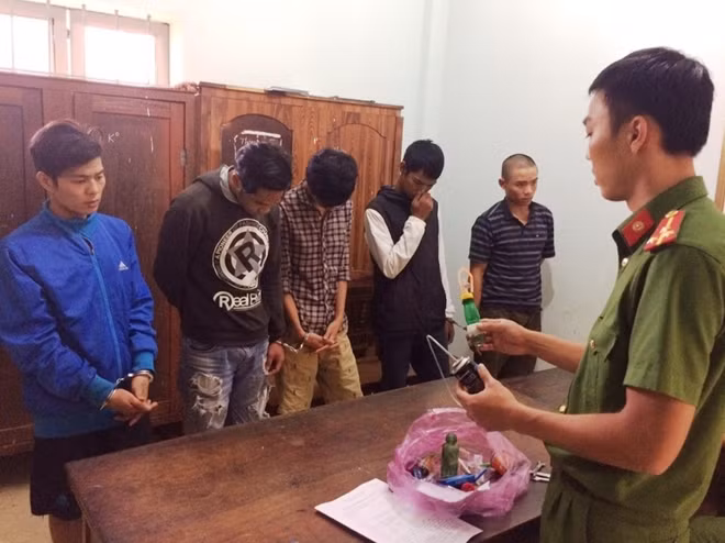 5 đối tượng bị bắt giữ tại cơ quan điều tra