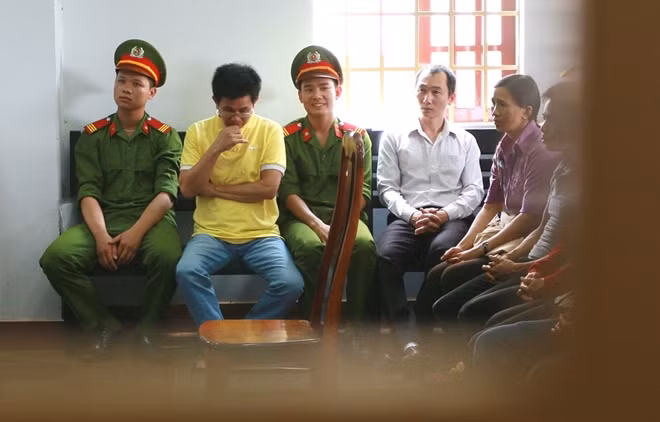 Bị cáo Lợi nghe bản cáo trạng của Viện KSND tỉnh