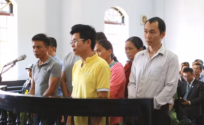 Bị cáo Lợi (áo vàng) cùng các bị cáo khác tại phiên xét xử